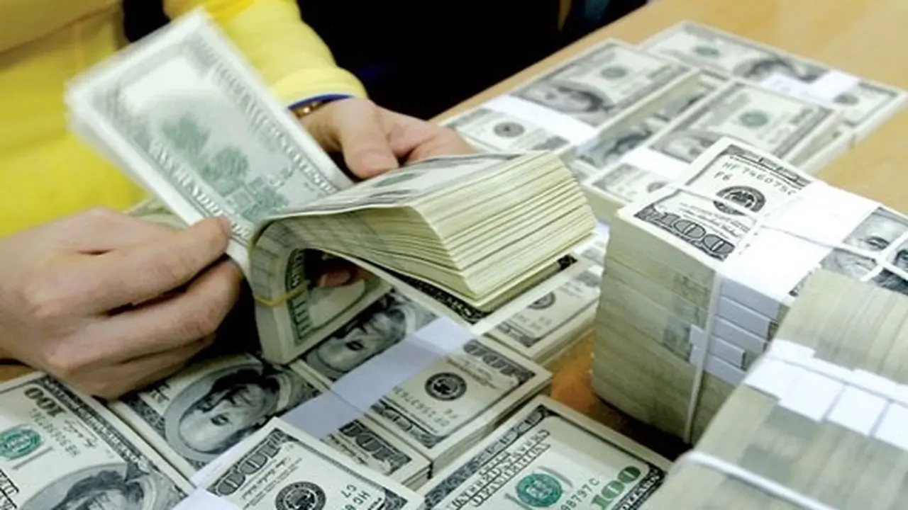 تراجع سعر الدولار الأمريكي اليوم تحت ضغوط هبوطية ملحوظة.